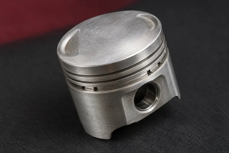 Ảnh minh họa AI: Minh họa AI: piston xe máy nhỏ với đỉnh, rãnh và vùng chốt nhìn rõ